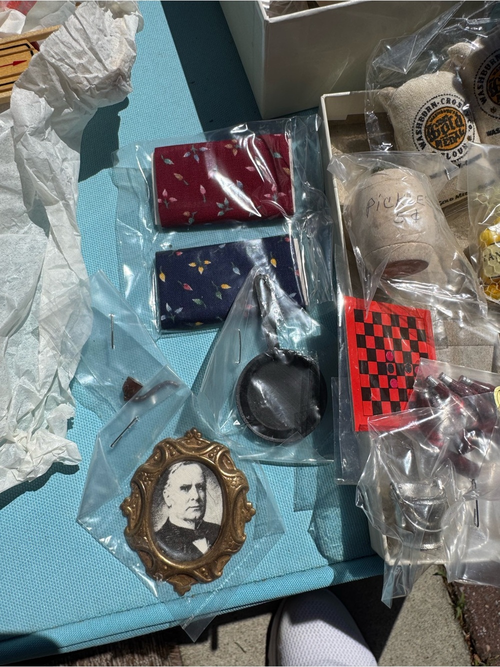 Franklin Mint Miniature Dollhouse Accessories Set - entire lot included in sale - Picture 8 of 16